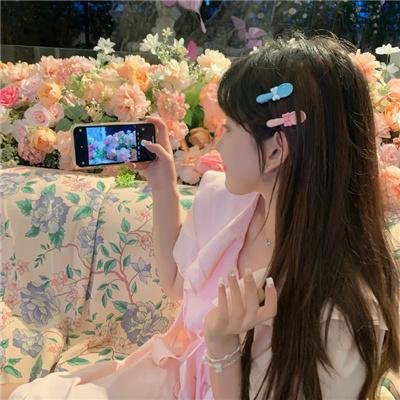 圆月映花都